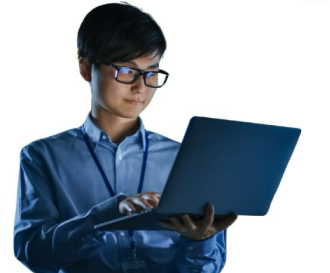 Expert digital Avantages Soft travaillant sur un ordinateur portable